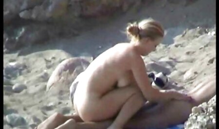 Une femme rousse se connecte avec un porno pied fr étalon noir