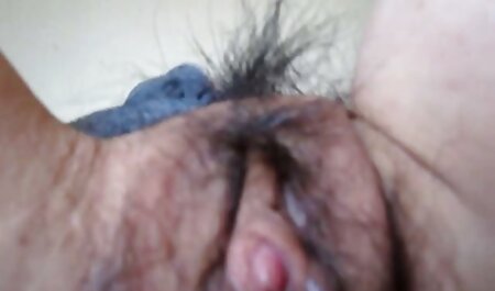 Fille aux gros seins avec de grandes lèvres porno de langue de chatte baisée par maman